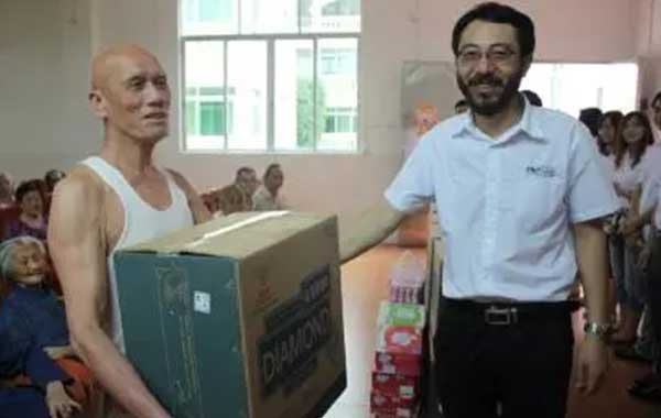 破案了：老奶奶致電媒體尋找的好心人，在達森燈光
